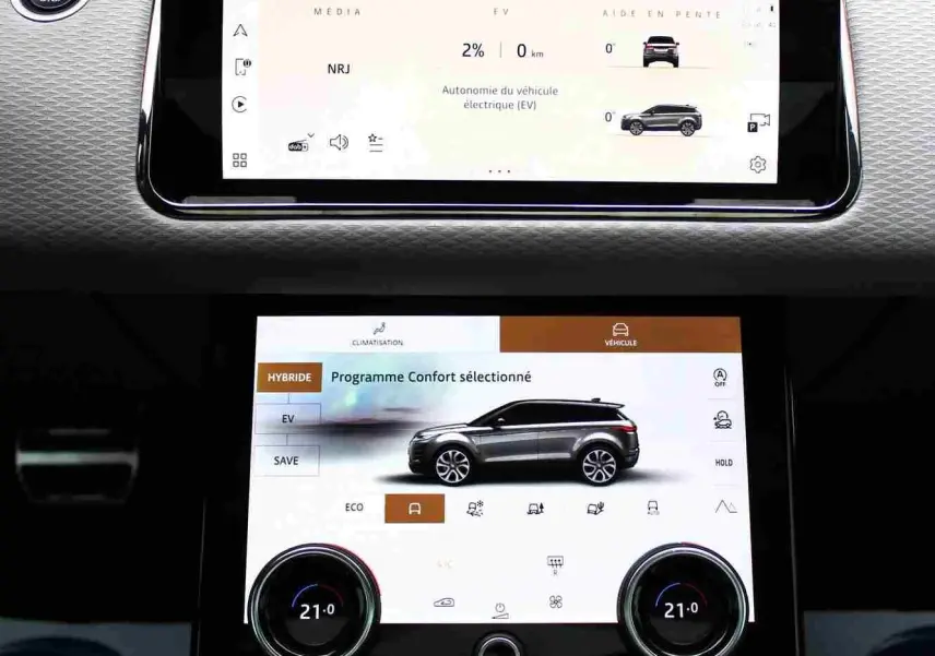 Vue intérieure du tableau de bord du Range Rover Evoque 2023, écran tactile affichant les réglages hybrides et la silhouette grise du véhicule.