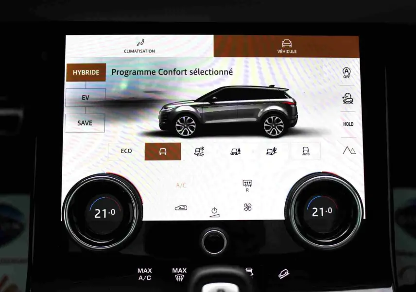 Écran tactile du tableau de bord montrant un Range Rover Evoque gris métal en vue latérale droite, mode confort sélectionné.