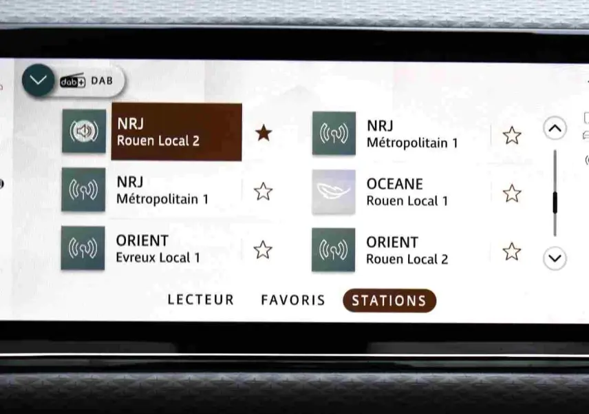Écran tactile central du Range Rover Evoque 2023 affichant la liste des stations radio DAB, interface claire et moderne.