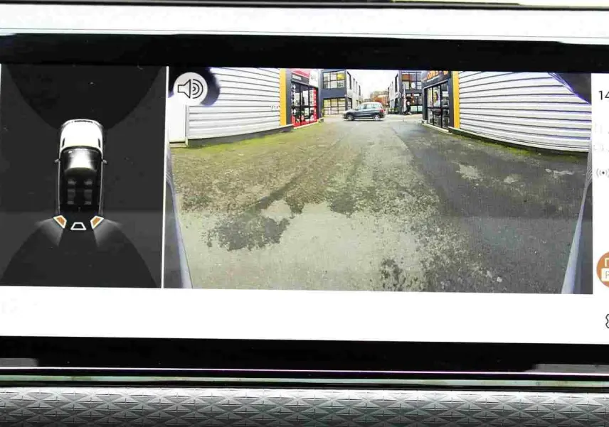 Vue écran intérieur du système de caméra 360° du Range Rover Evoque 2023 gris métal, affichant l'arrière et la top-view.