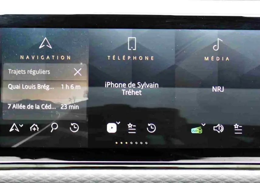Écran tactile central du Range Rover Evoque 2023 gris métal, affichant navigation, téléphone et média.