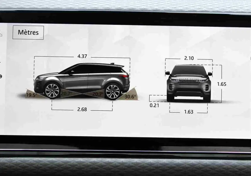 Écran tactile montrant le Range Rover Evoque gris métal 2023 en profil gauche et face avec dimensions et angles d’attaque.