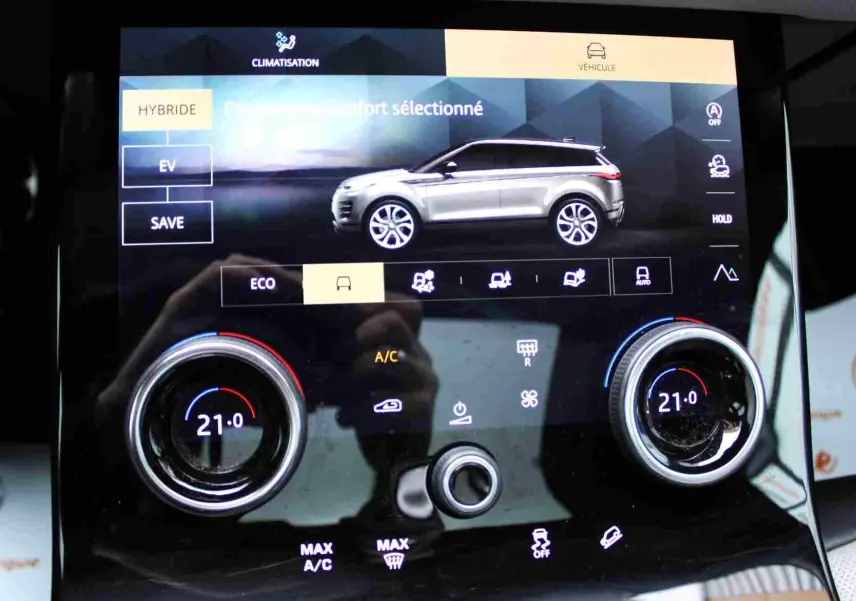 Écran tactile intérieur montrant le profil gris métal du Range Rover Evoque hybride rechargeable en vue latérale droite.