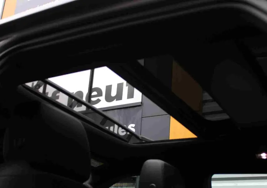 Vue intérieure du toit ouvrant panoramique du Range Rover Evoque gris métal 2023, version hybride rechargeable.