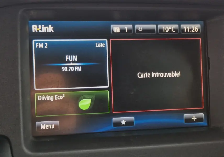 Écran tactile R-Link du Renault Kangoo 2019 affichant la radio FM et un message "Carte introuvable".