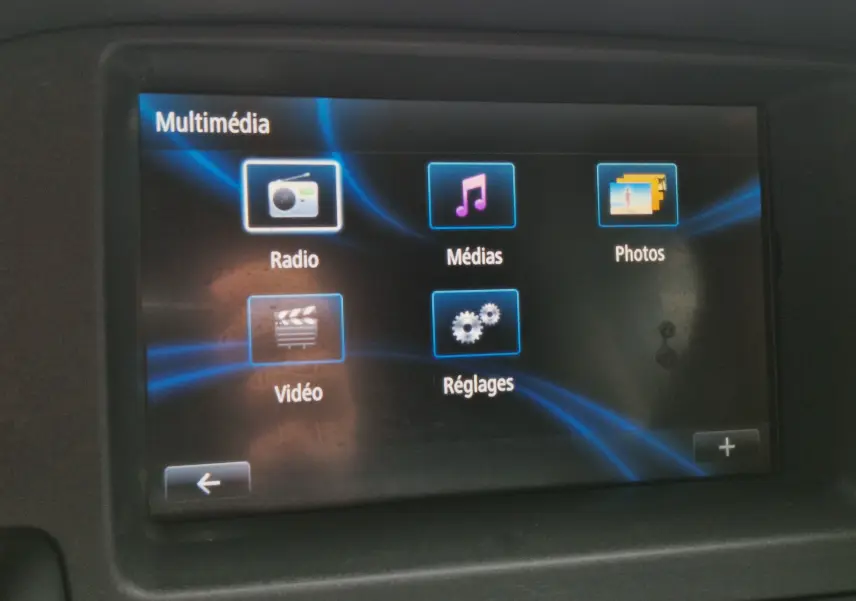 Écran tactile multimédia du Renault Kangoo 2019 affichant les options Radio, Médias, Photos, Vidéo et Réglages.