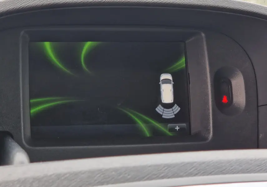 Écran central du Renault Kangoo blanc 2019 montrant l'alerte de détection d'obstacle avec signal sonore activé.