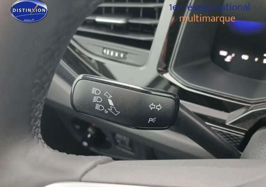 Gros plan sur la manette de clignotants à gauche du volant d’une Volkswagen Polo blanche 2025, intérieur noir.