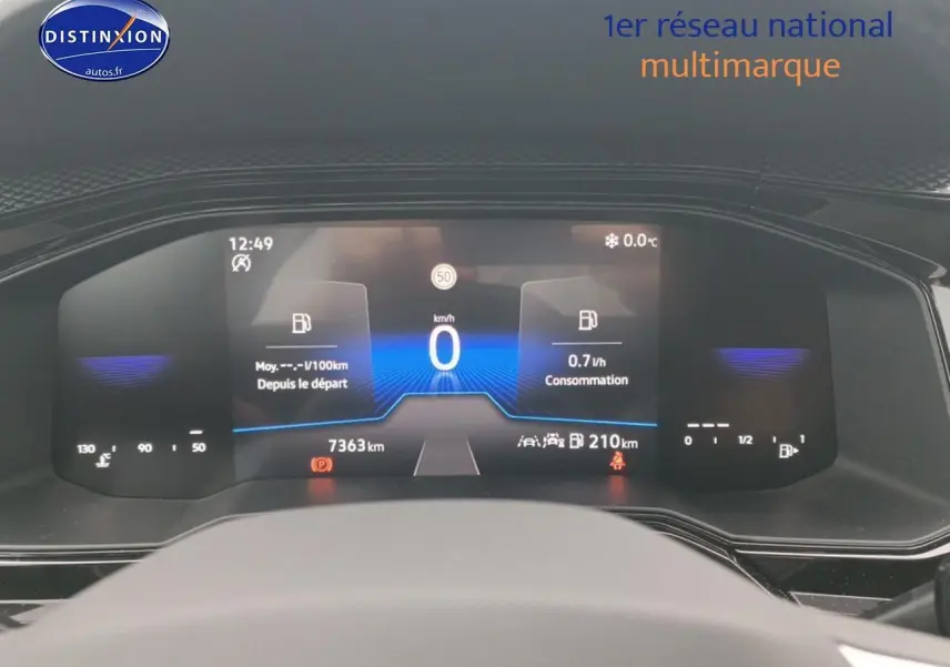 Vue rapprochée du tableau de bord numérique de la Volkswagen Polo blanche, affichant la vitesse à 0 km/h.