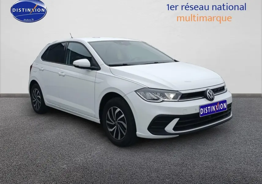 Volkswagen Polo blanc pur vue 3/4 avant droit avec jantes alliage et calandre chromée.