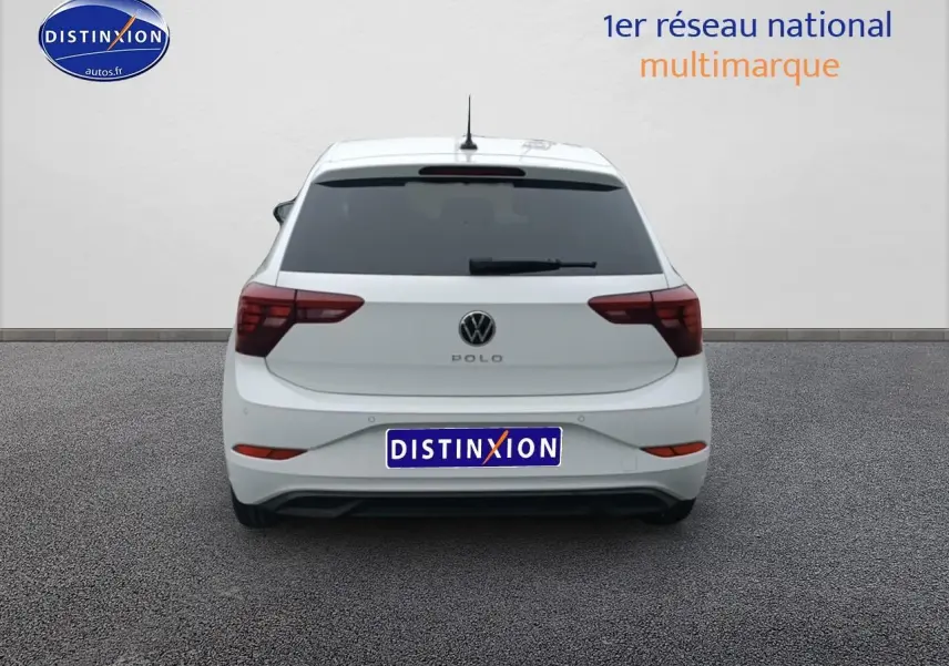 Vue arrière d'une Volkswagen Polo blanche pure 2025 avec feux arrière LED et lunette arrière surteintée.