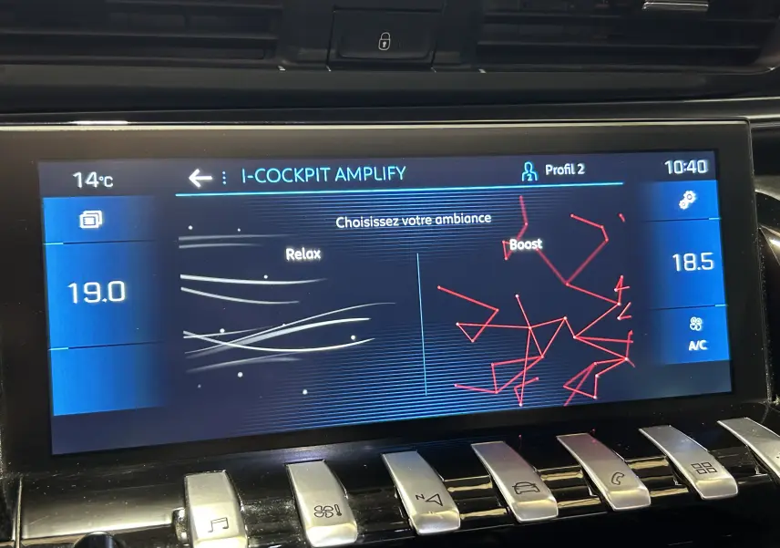 Écran tactile central de la Peugeot 508 SW gris Platinium, affichant le réglage d’ambiance entre Relax et Boost.