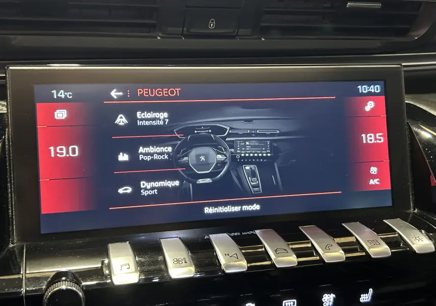 Écran tactile central du tableau de bord de la Peugeot 508 SW gris Platinium, affichant les réglages d’ambiance et de climatisation.