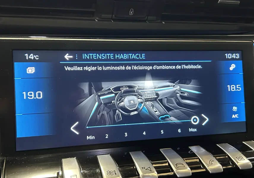 Écran tactile du tableau de bord du Peugeot 508 SW montrant le réglage de l’éclairage d’ambiance intérieure.
