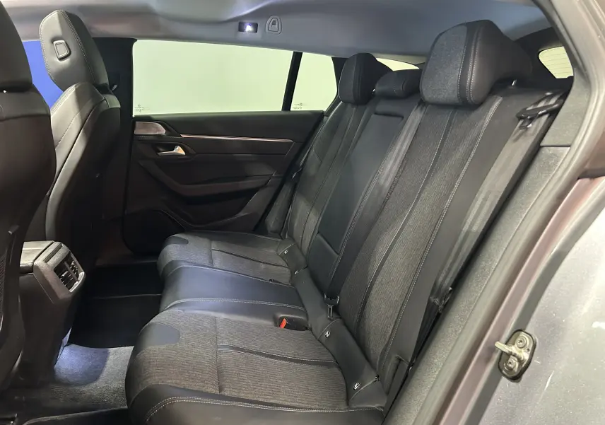 Vue intérieure côté droit des sièges arrière en tissu et cuir noir de la Peugeot 508 SW gris Platinium avec toit ouvrant.