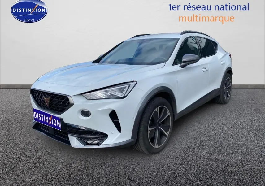 Vue 3/4 avant d'un CUPRA Formentor blanc avec jantes alu et calandre noire distinctive.