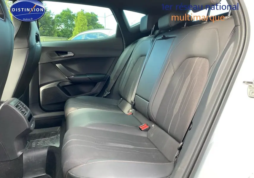 Vue intérieure côté droit sur la banquette arrière noire en tissu et similicuir du CUPRA Formentor blanc 2023.