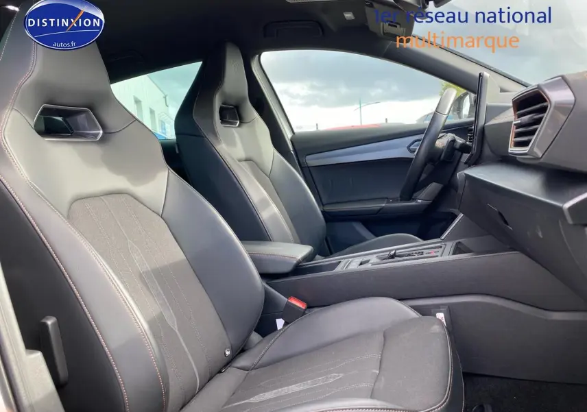 Intérieur côté droit de la CUPRA Formentor 2023, sièges sport en tissu noir et similicuir avec surpiqûres cuivre.