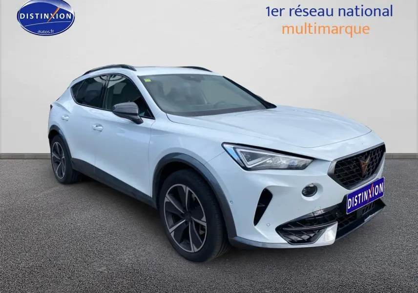 Vue 3/4 avant droite du CUPRA Formentor blanc 2023 avec jantes alu et calandre noire distinctive.