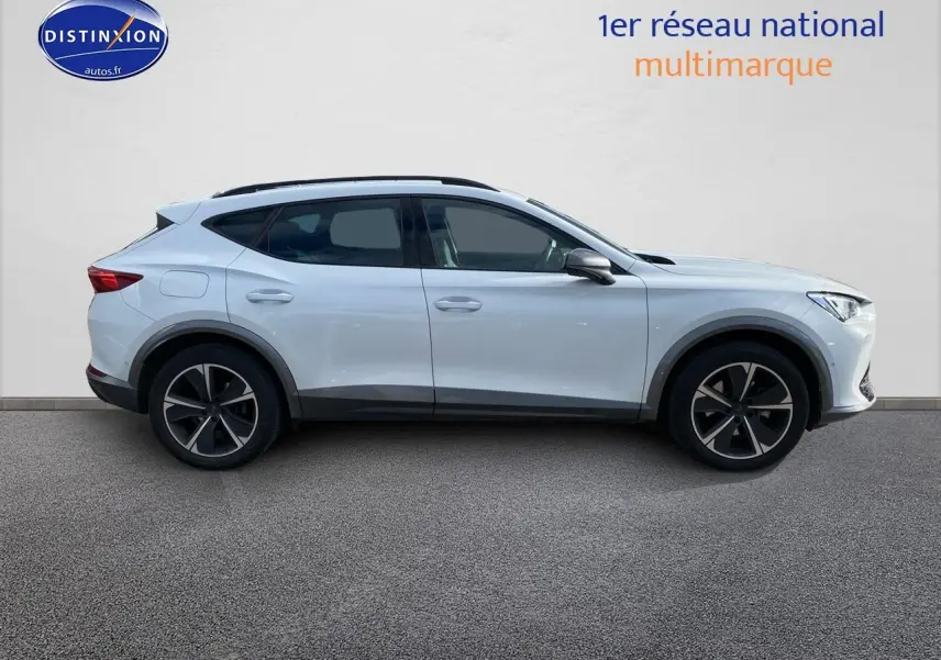 Profil droit d’un SUV CUPRA Formentor blanc 2023 avec jantes alliage noires et toit ouvrant.