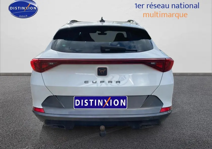 Vue arrière d'un CUPRA Formentor blanc 2023 avec feux LED reliés et attelage visible.