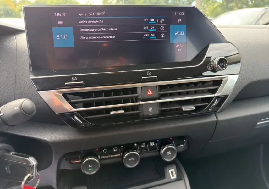 Tableau de bord central de Citroën C4 2023 avec écran tactile 10 pouces et commandes climatisation visibles.