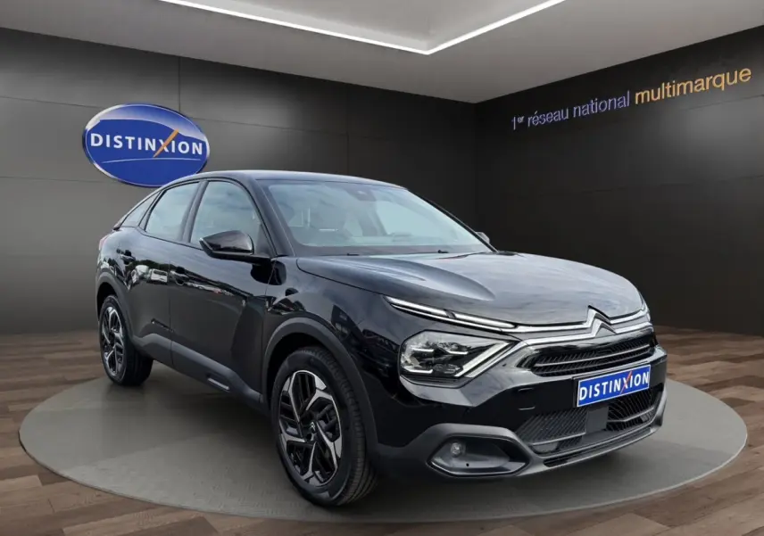 Citroën C4 noir vue 3/4 avant droit, avec feux LED distinctifs et jantes bicolores stylisées.