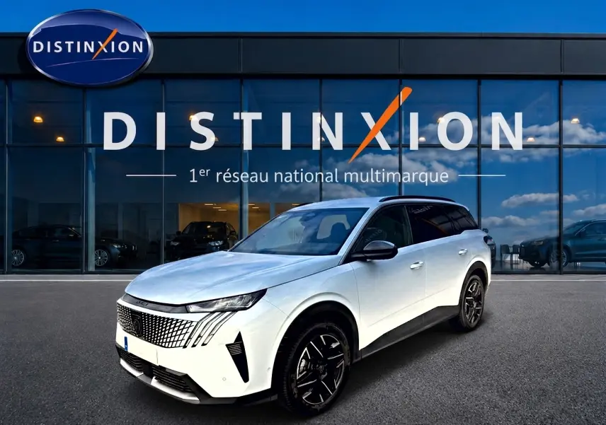 Peugeot 5008 Hybrid 145 allure e-dcs6 blanc en 3/4 avant droit, avec calandre distinctive et jantes noires.