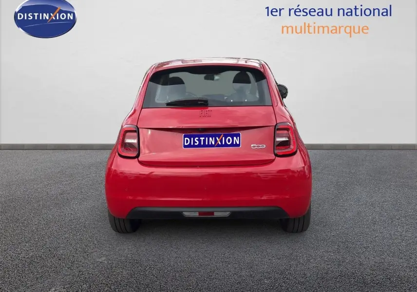 Vue arrière d'une FIAT 500e rouge électrique 2024, avec feux arrière distinctifs et logo 500 visible.