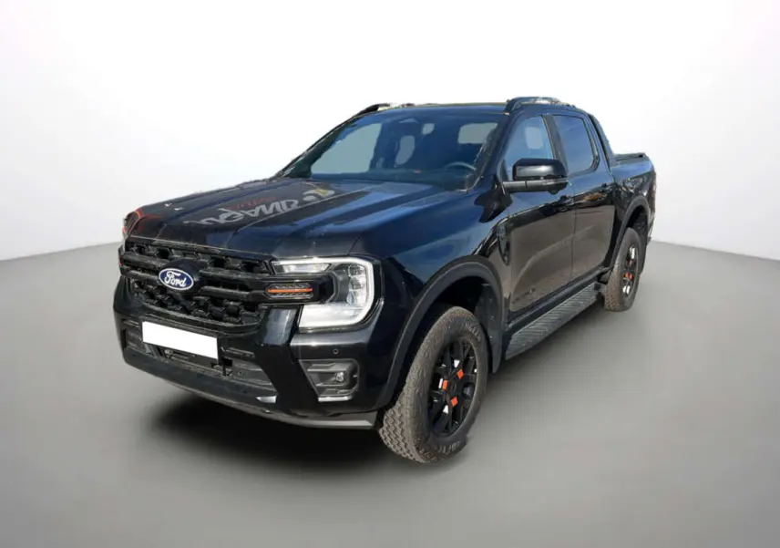 Ford Ranger Wildtrak noir agate en 3/4 avant droit, avec jantes noires et détails orange sur les roues.