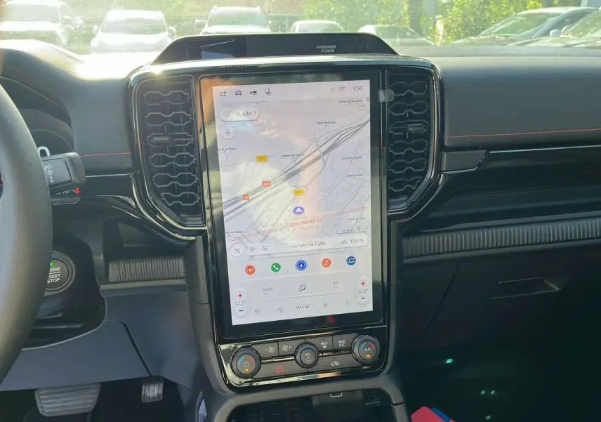 Vue intérieure centrée sur l'écran tactile vertical du tableau de bord du Ford Ranger noir agate 2026.