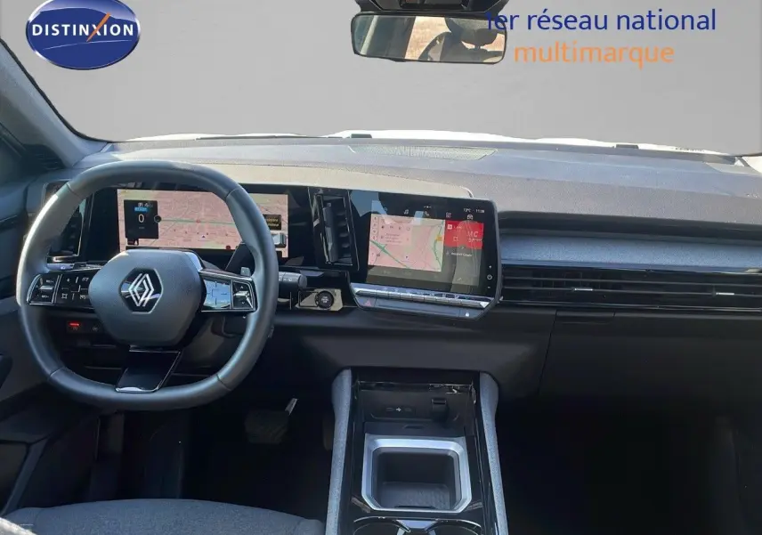 Intérieur noir du Renault Austral 2023 vu de face, tableau de bord avec double écran tactile et volant multifonction.
