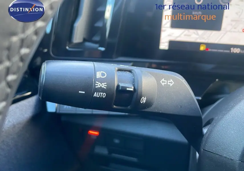 Gros plan sur la commande des feux et clignotants à gauche du volant du Renault Austral blanc glacier 2023.