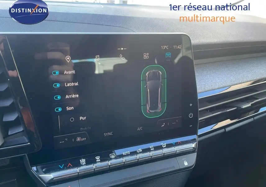 Écran tactile du tableau de bord du Renault Austral blanc glacier 2023 montrant les options de caméra et climatisation.