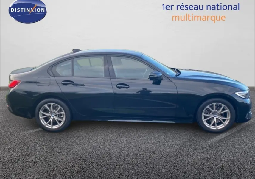 BMW Série 3 G20 318d noire vue de profil côté gauche sur fond neutre avec jantes alliage 17 pouces.
