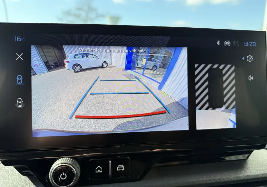 Gros plan sur la console centrale noire du Peugeot Rifter Allure 2026, montrant la commande de boîte auto et climatisation digitale.