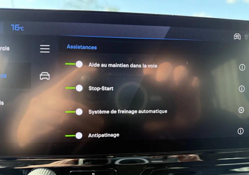 Écran de caméra de recul du Peugeot Rifter noir Perla Nera montrant l'arrière et les lignes de guidage du parking.