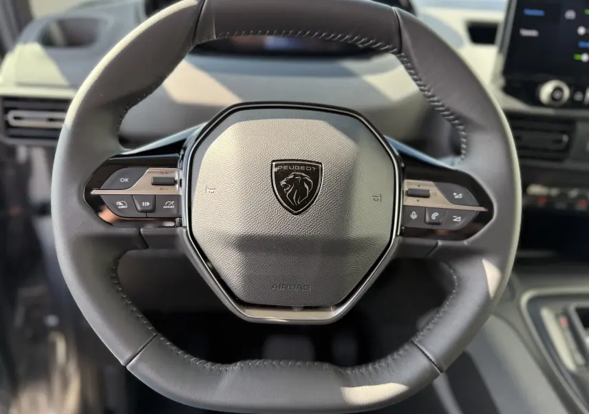 Écran tactile intérieur du Peugeot Rifter Allure 2026 affichant les réglages du système d’aide à la conduite ADAS.