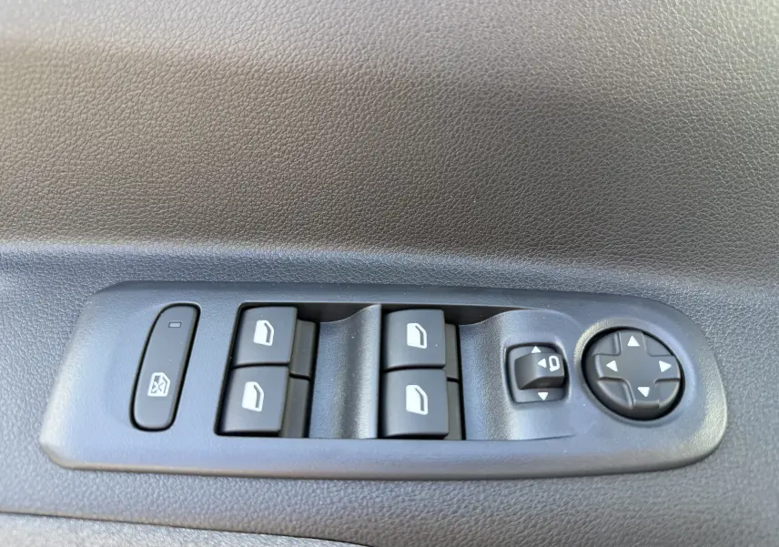 Gros plan sur la partie droite du volant noir du Peugeot Rifter Allure 2026, avec commandes audio et téléphone intégrées.