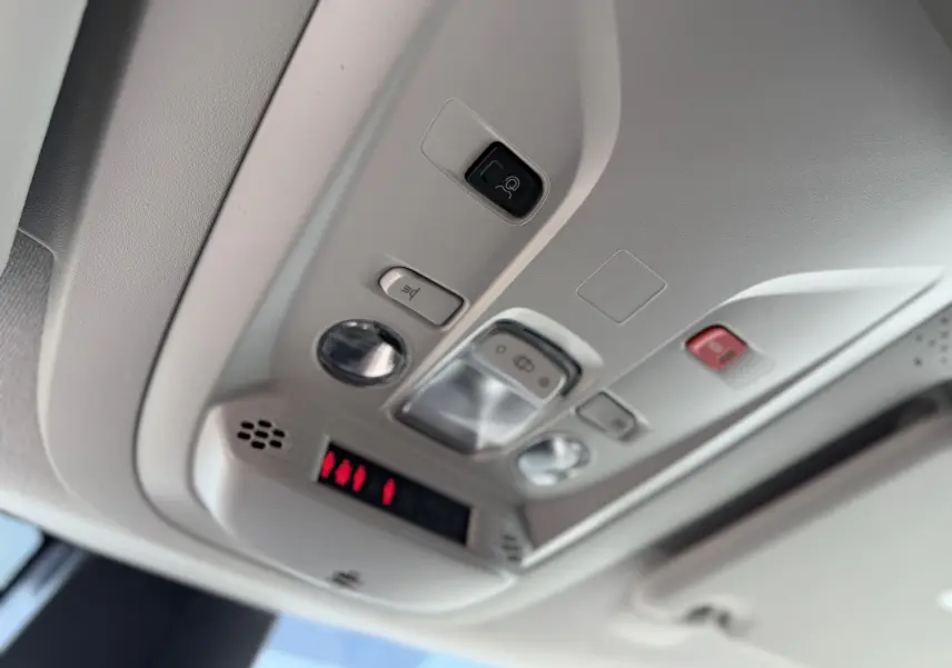 Plafonnier intérieur du Peugeot Rifter Allure 2026 en vue rapprochée, montrant les commandes d’éclairage et d’alerte.