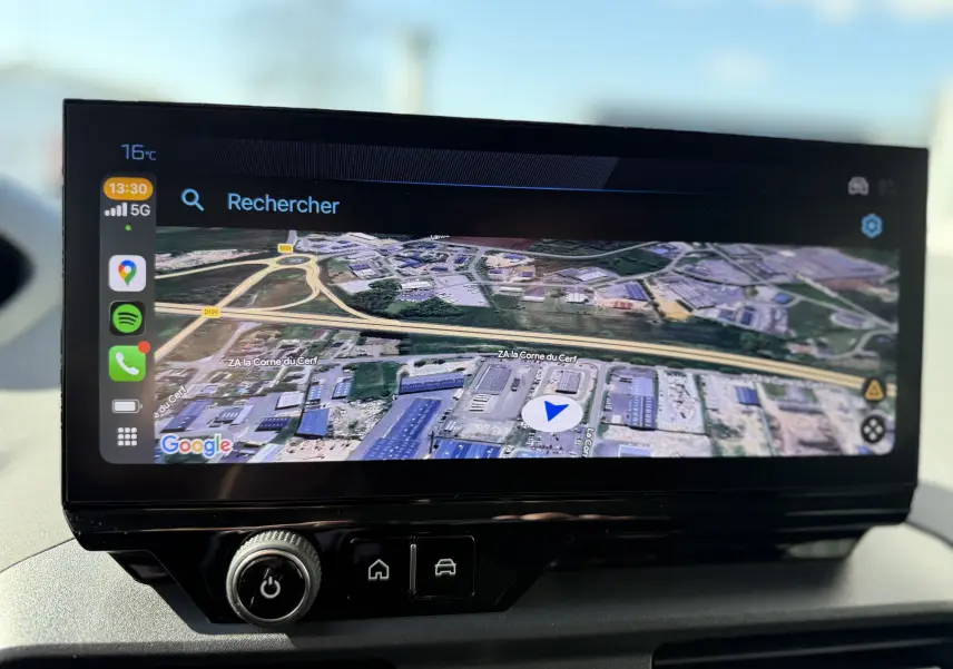 Écran tactile intérieur du Peugeot Rifter Allure 2026 montrant la navigation GPS avec vue satellite en plein jour.