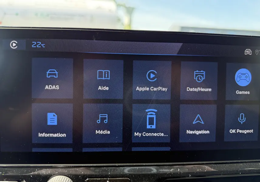Écran tactile central du Peugeot Rifter Allure 2026 affichant les options multimédia et connectivité, interface en bleu.