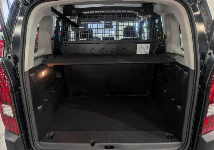 Vue intérieure côté conducteur du Peugeot Rifter 2026 noir Perla Nera, avec tableau de bord digital et écran tactile central.