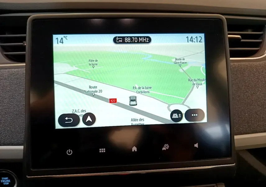 Écran tactile central de navigation 7 pouces dans l’habitacle d’une Renault ZOE gris clair, version 2022.
