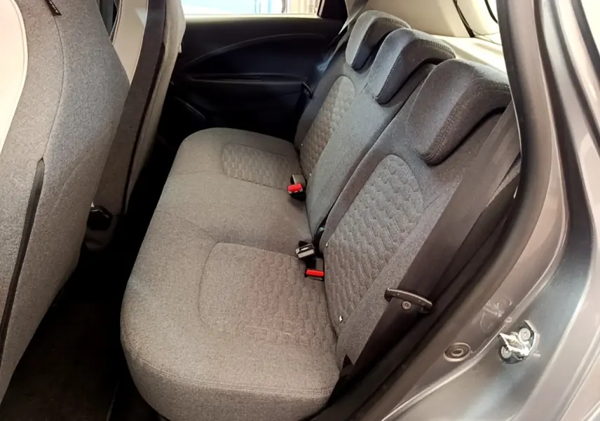 Vue intérieure côté droit montrant la banquette arrière grise tissu de la Renault ZOE evolution R110 gris clair 2022.