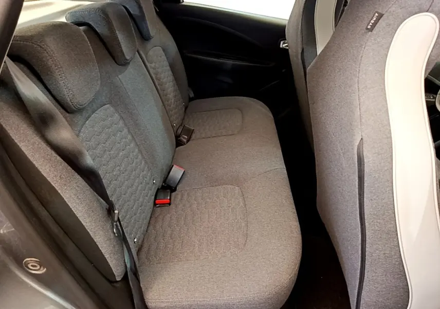 Vue intérieure côté arrière droit montrant la banquette arrière grise en tissu de la Renault ZOE evolution R110 2022.