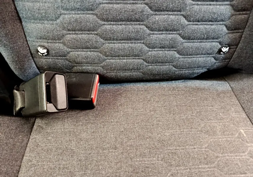 Gros plan sur la banquette arrière grise de la Renault ZOE avec boucle de ceinture de sécurité visible.
