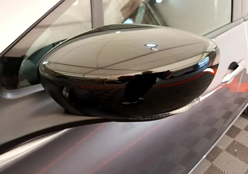 Rétroviseur noir en gros plan côté gauche sur Renault ZOE gris clair électrique, finition evolution R110 MY22.