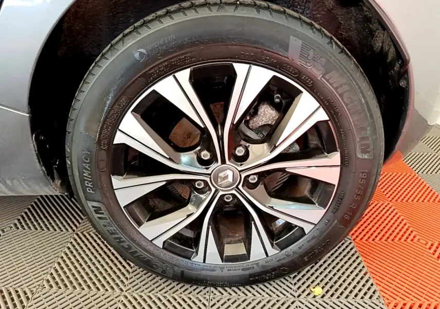 Gros plan sur la roue avant gauche de la Renault ZOE gris clair avec jante alliage bicolore et pneu Michelin.