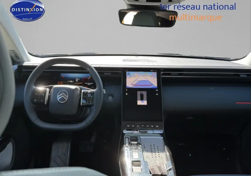 Intérieur avant du Citroën C5 Aircross blanc/noir 2026, tableau de bord moderne avec écran tactile vertical et volant multifonction.